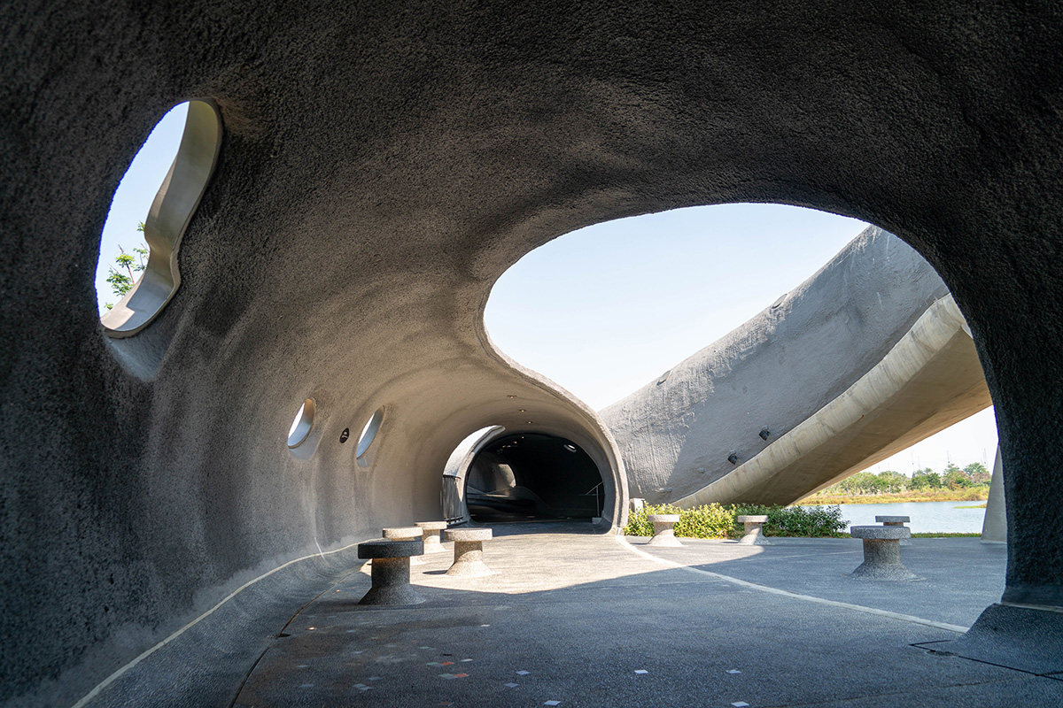 Liao Weili completes a bridge that doesn’t look like a bridge
