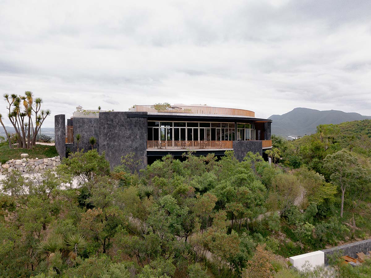 La Pedrera Clubhouse adopts a 360° concept nestled on the outskirts of the city of Atlixco