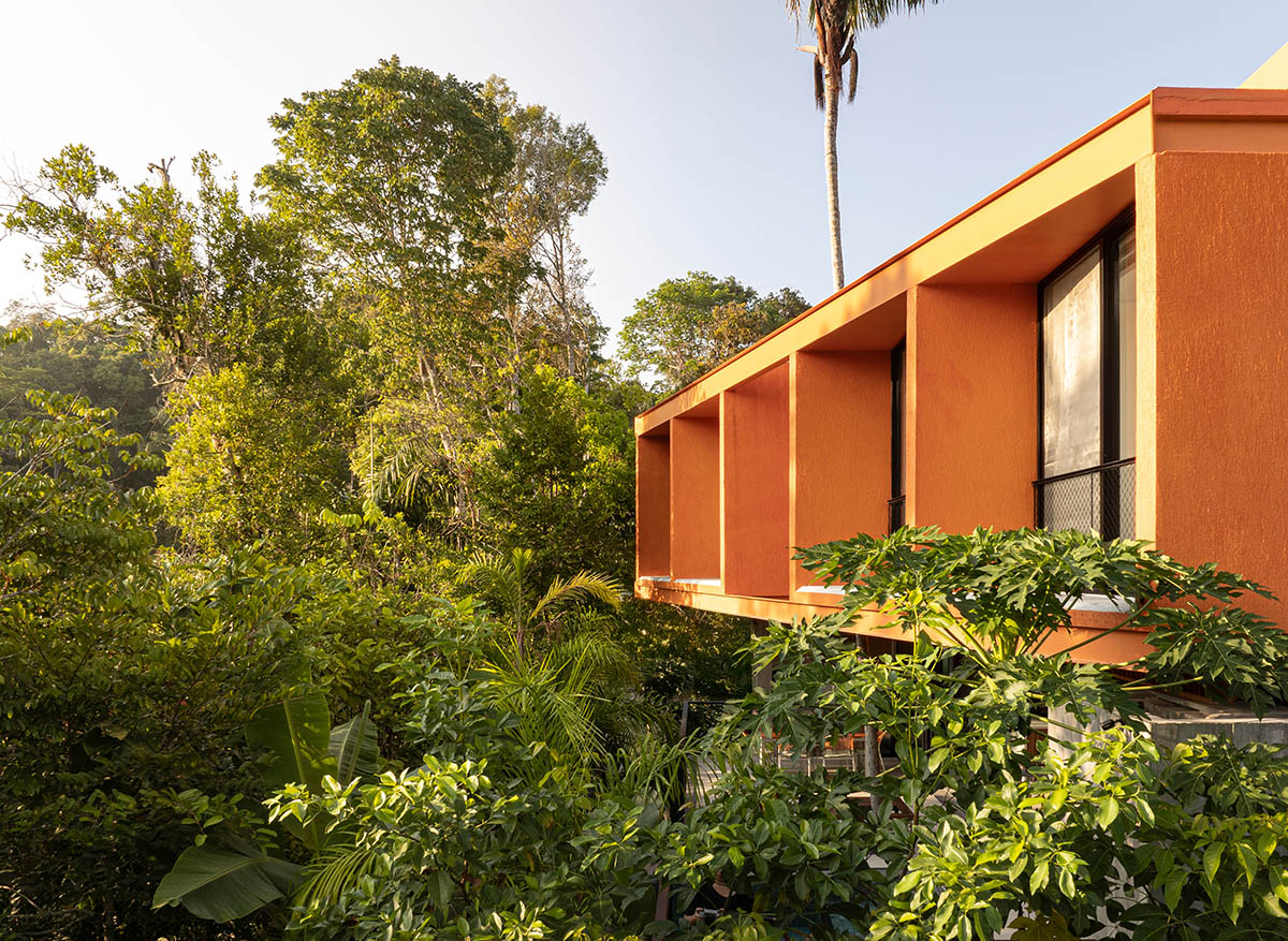 Pupunha House offers skyward oasis amidst a lush landscape in Manaus