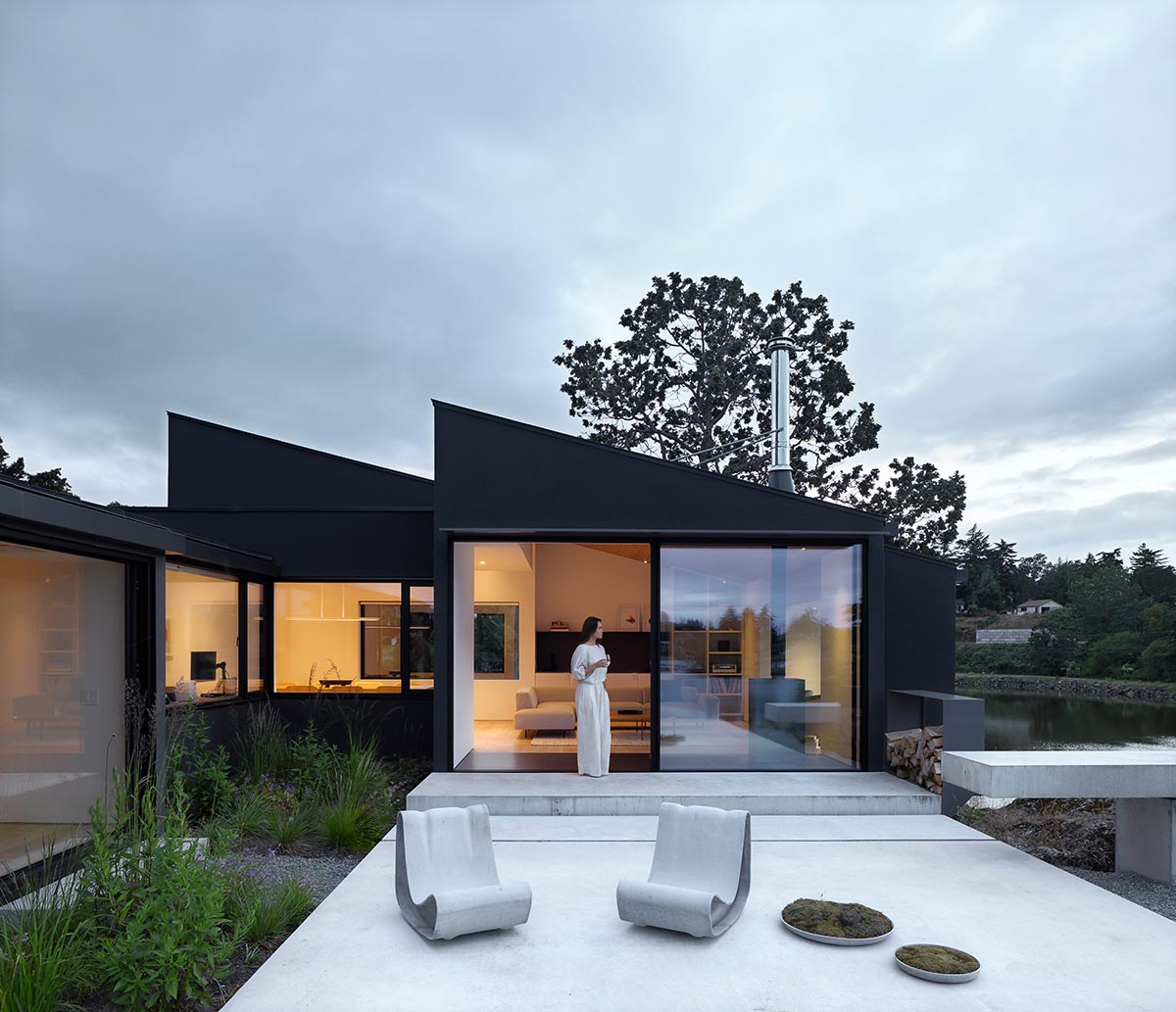 Splyce Design built a single-family home choreographed by a colonnade-lined entrance 