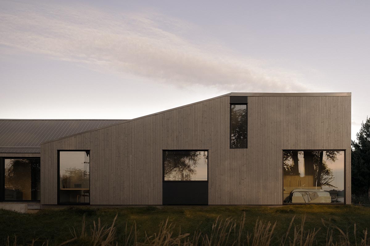 South Bay House portrays its mesmerizing surroundings with spacious windows in Ontario
