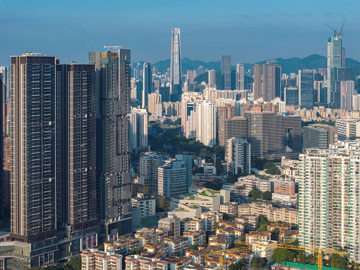The school features large cracked slabs that serve as walls in the center of Shenzhen city