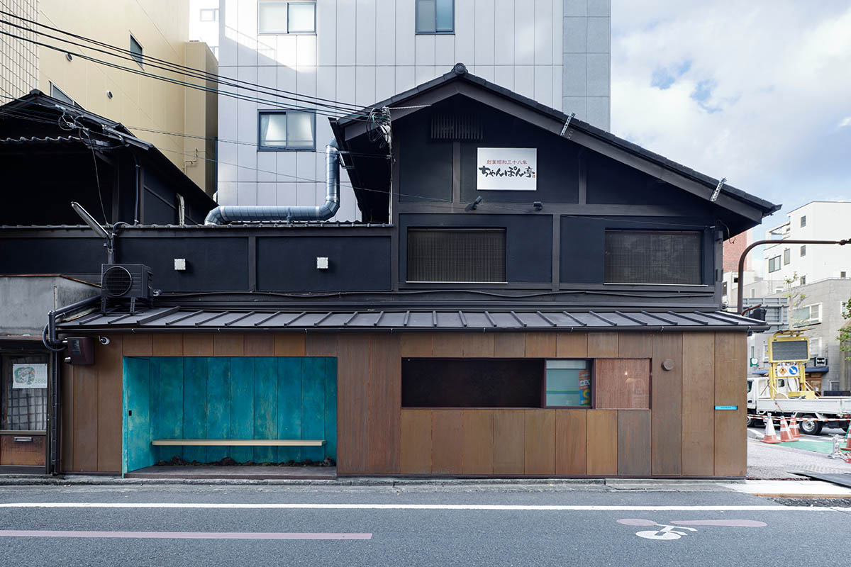 The one-meter-deep cafe invites customers with its patina color on its facade in Kyoto