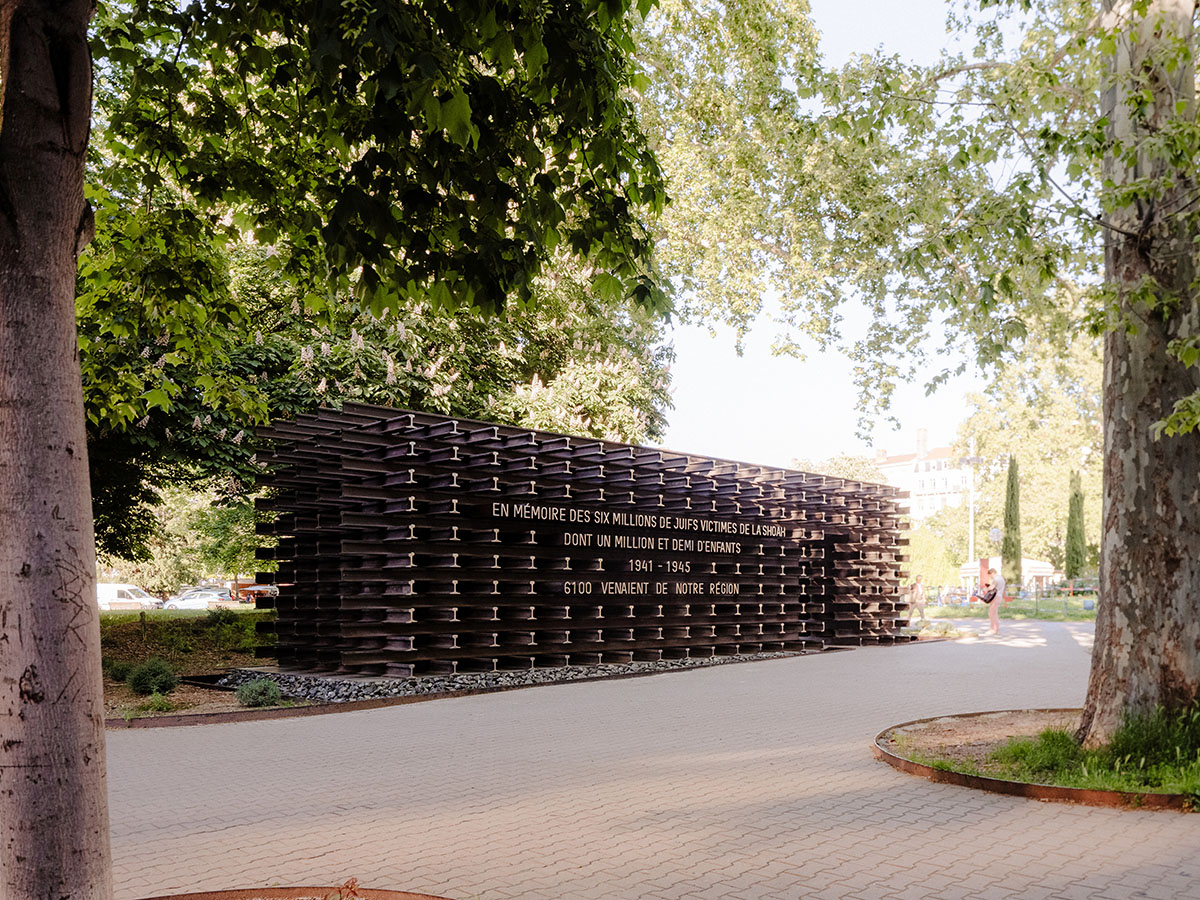 Blaising Borchardt Studio creates a monument for Holocaust remembrance, using interwoven steels