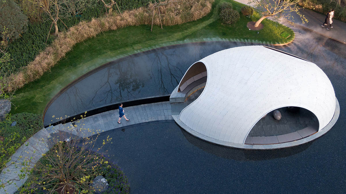   A thin-shell pavilion inspired by the bionic weaving appearance of birds' nests sits on a pool 