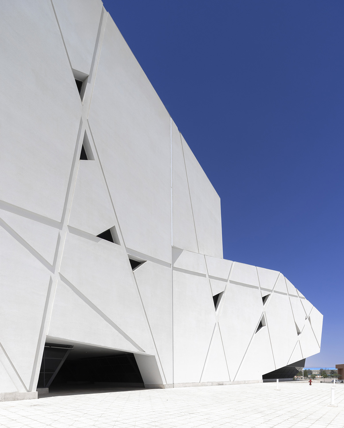 New monolithic auditorium and library at Semnan University features intricate openings and ribbons 
