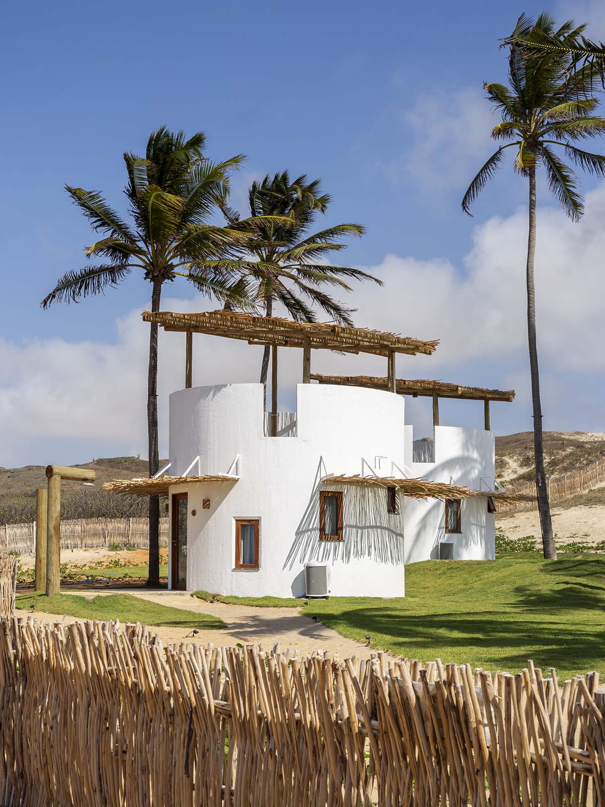 Lins Arquitetos Associados built village comprised of circular chalets overlooking coconut groves 