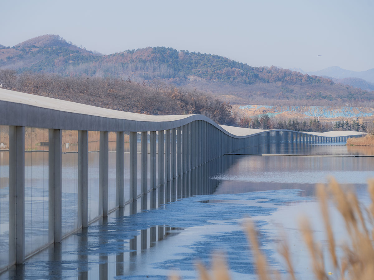 Junya Ishigami+Associates built one-kilometre-long museum on a manmade lake in China 