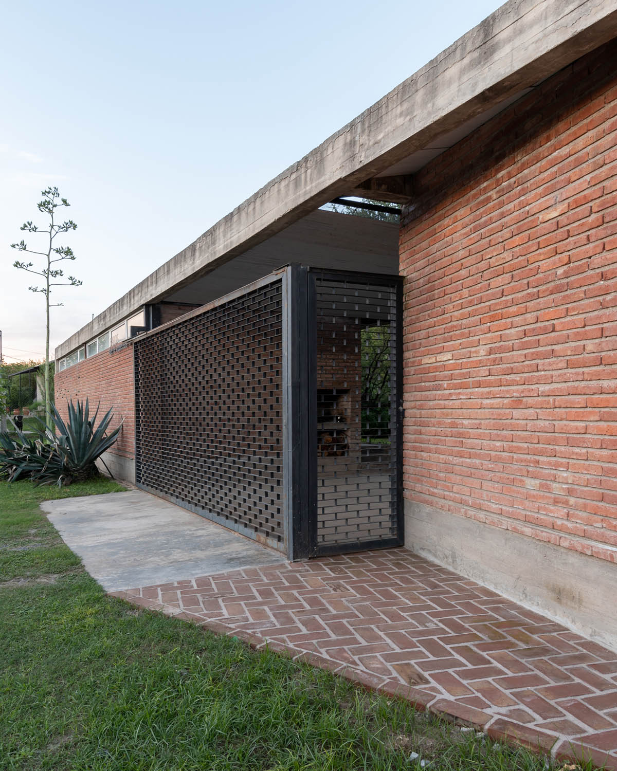 Barq's taller de arquitectura completes brick House - Workshop in Córdoba