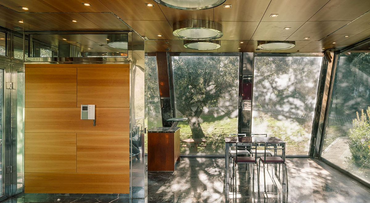 Penelas Architects completes fully-glassed facade pavilion in Spanish forest