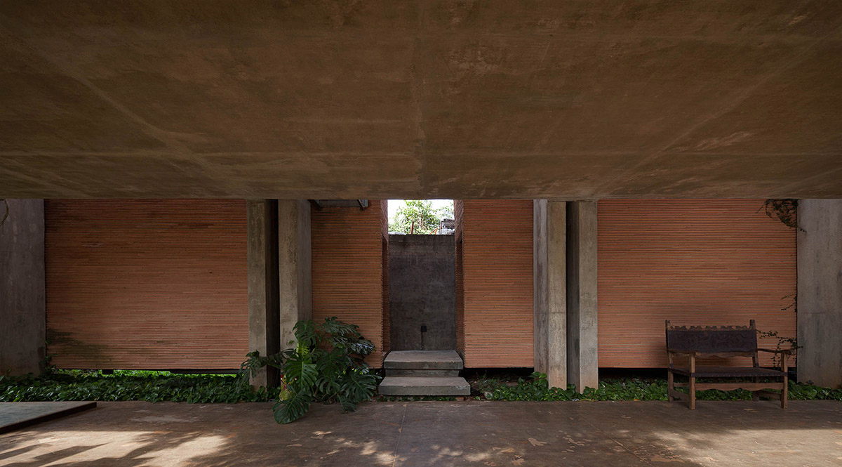 TDA uses mega cantilevered concrete block as a roof and social gallery for a house in Paraguay