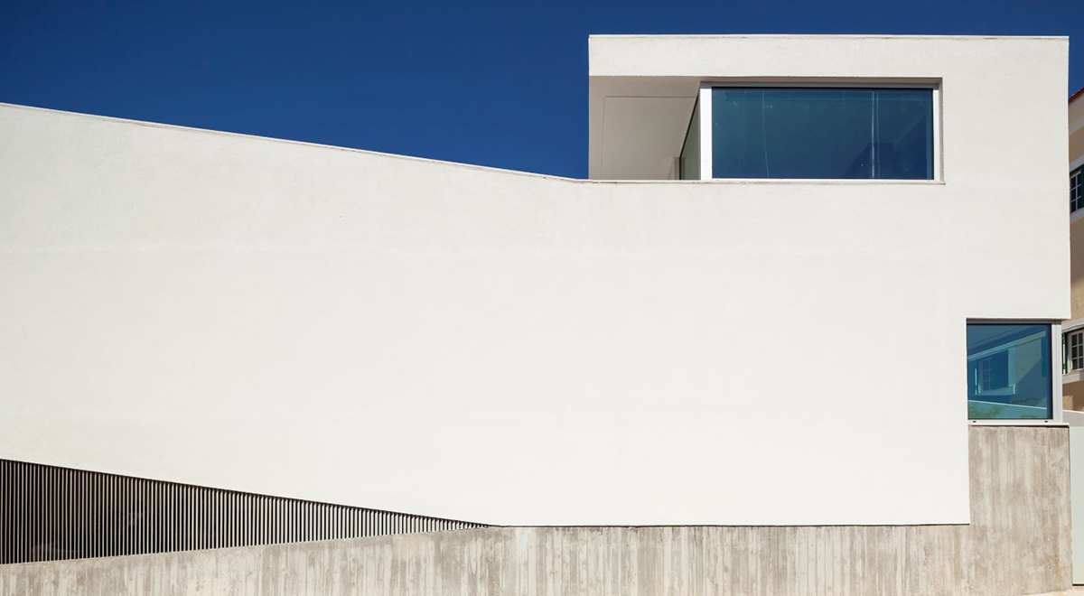 Antonio Costa Lima designs continuous inner gallery in Portugese house to overcome windowless fa&ccedil;ade