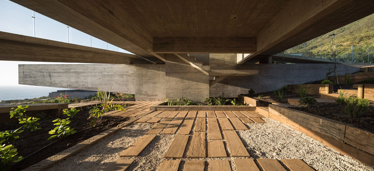 Felipe Assadi Arquitectos completes elongated house with protruding volumes in Chilean landscape