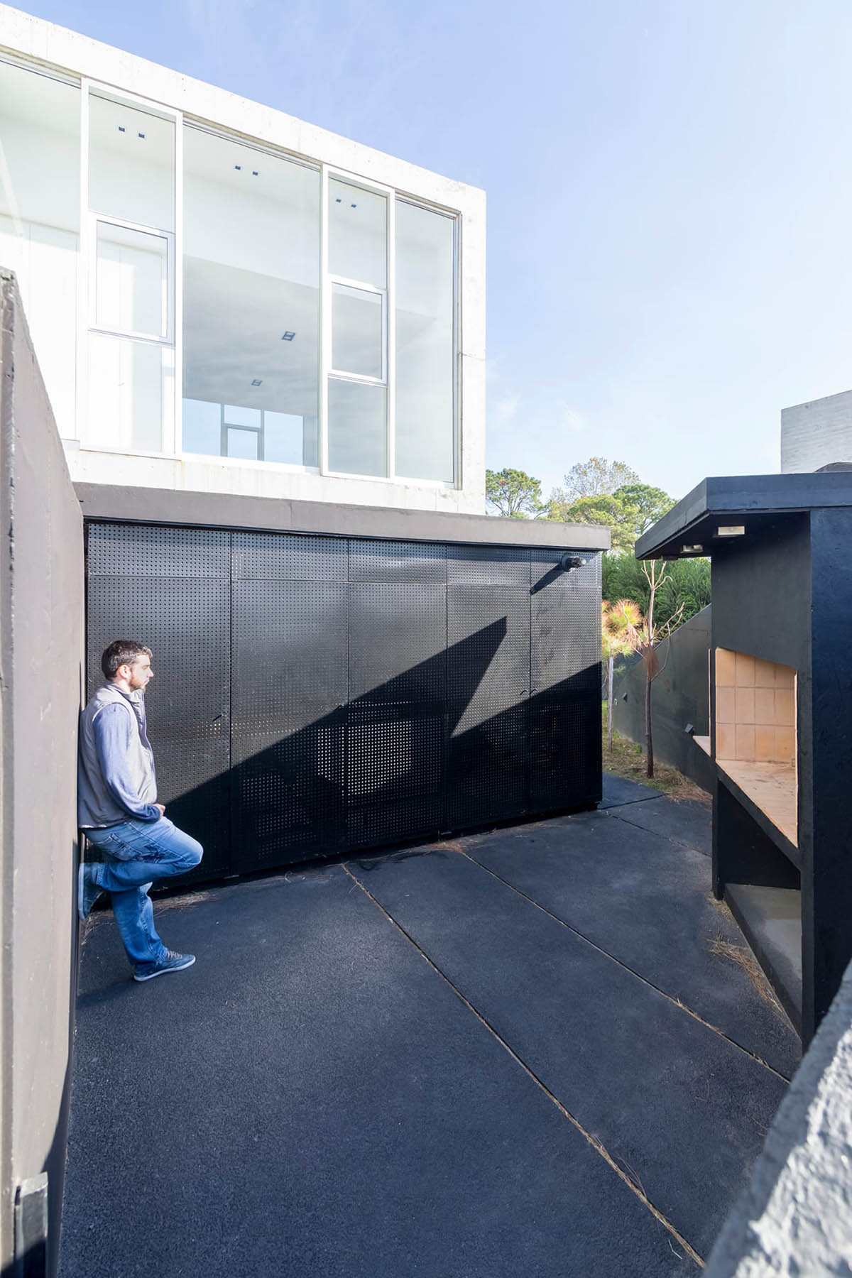 Brigati Polak Arquitectos completes Argentinian residence as detached from the existing slope