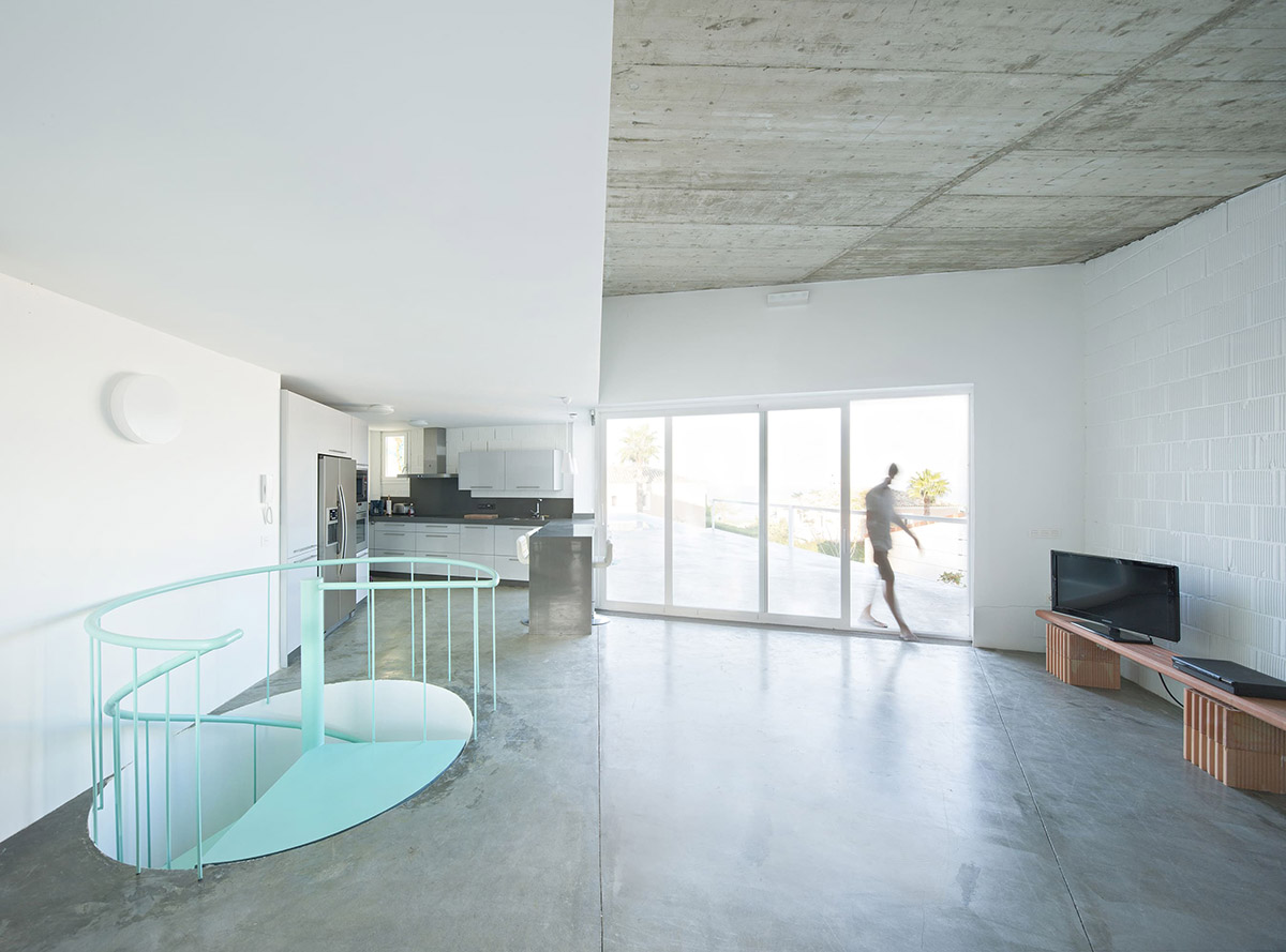 José Luis Muñoz's new holiday house shaped by the climatic conditions of the site in Spain