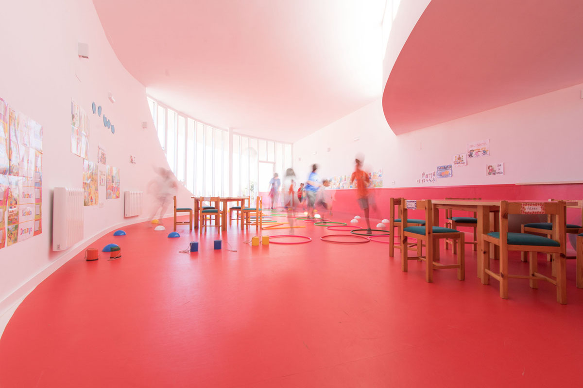 Carquero Arquitectura completes fully pink colored municipal toy library in Granada