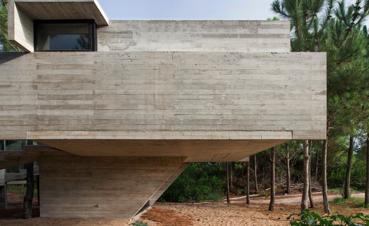 Partially open S+J family house by Luciano Kruk placed in the pine forest of Costa Esmeralda