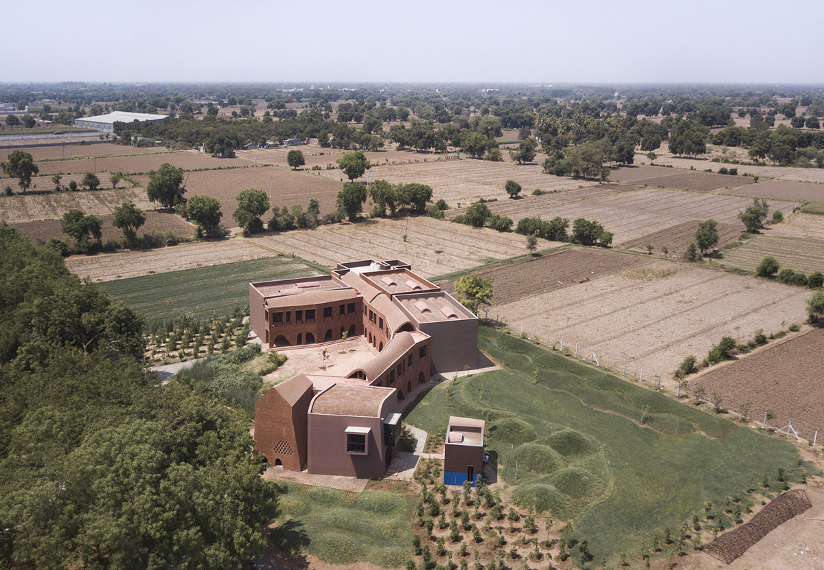 A school built from tilted brick vaults evoke a child's freedom in India