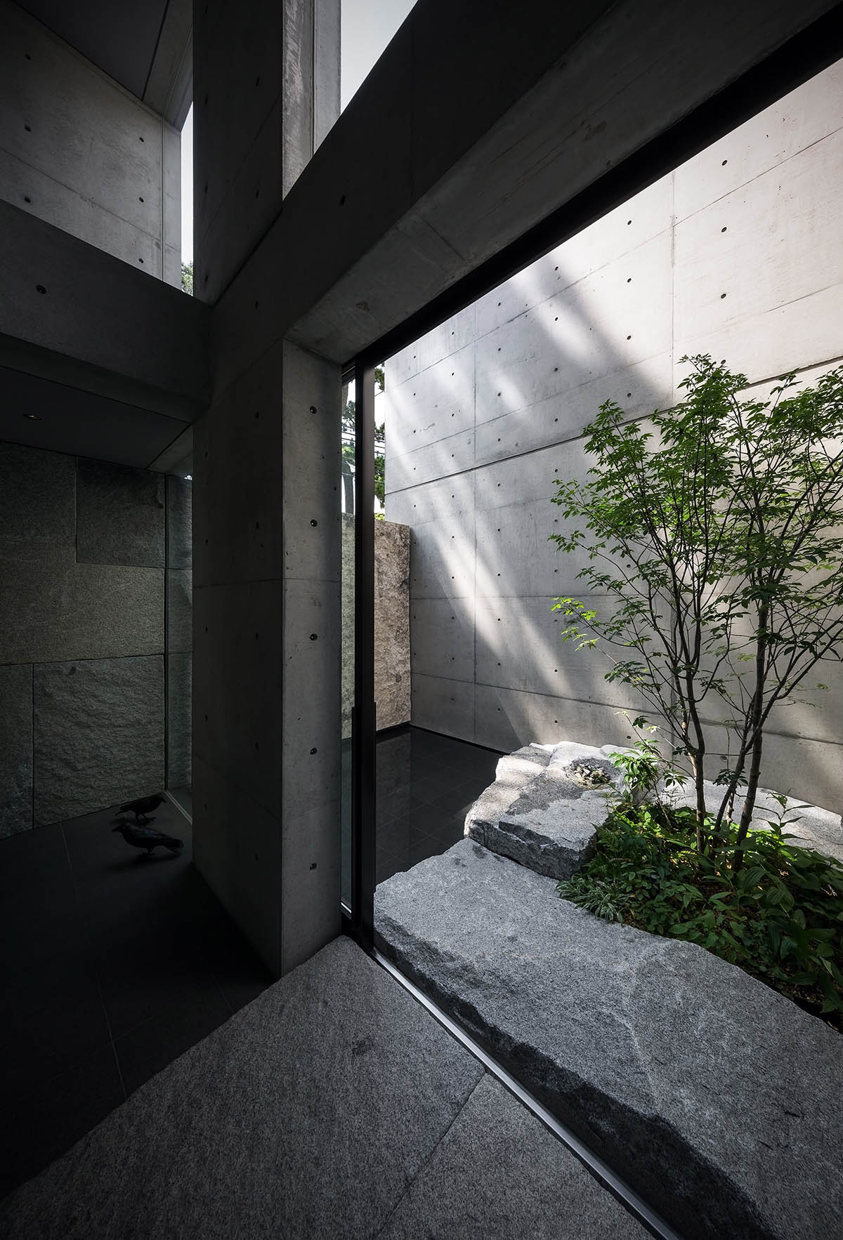 Gosize combines its office and residence on a natural stone base in Japan