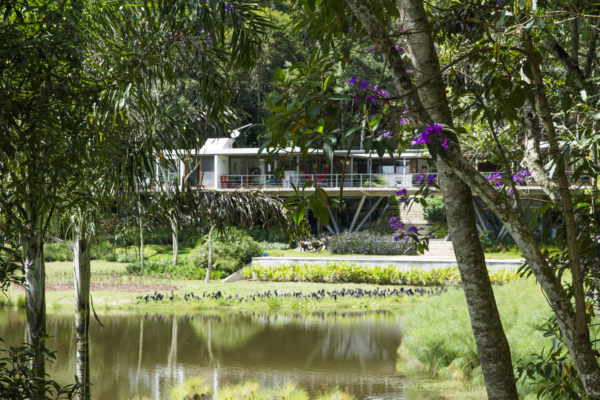 Only eight points support this linear spaceship-looking volume in the hills of Rio de Janeiro