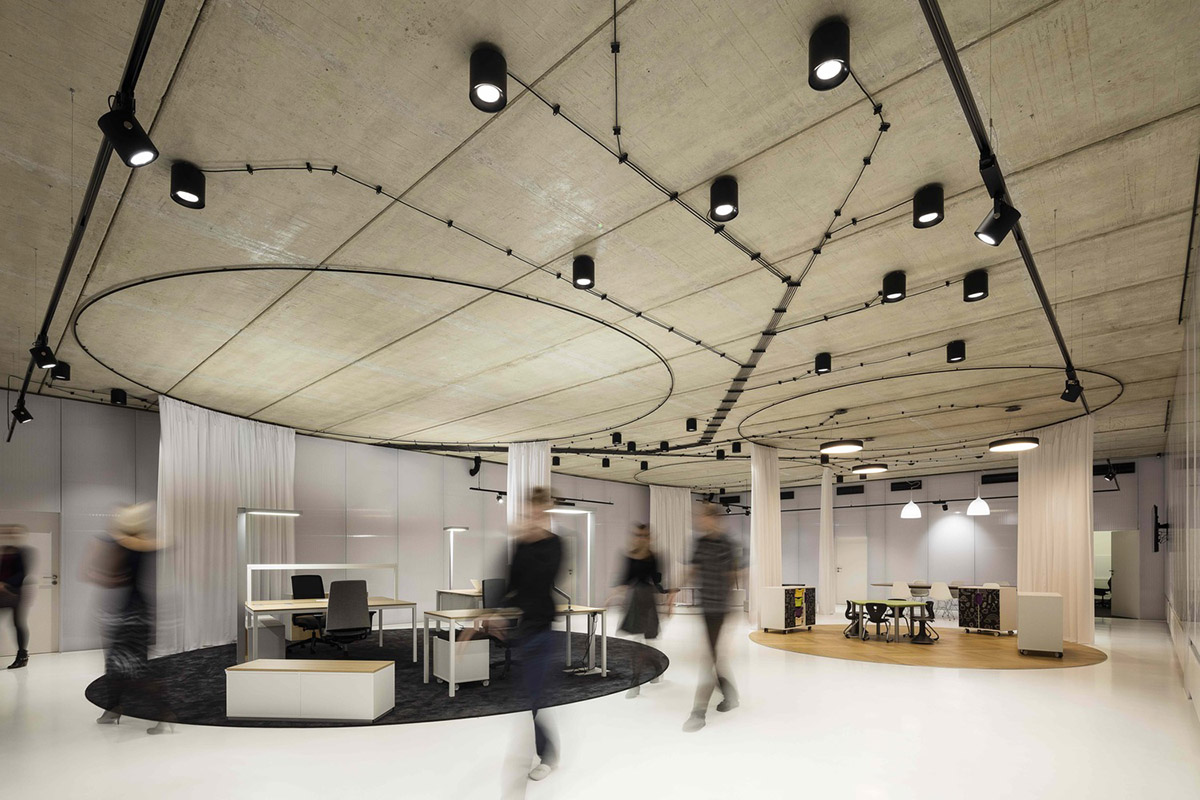 Architects use more than 900 black plastic seats for a gallery to create easily remembered building