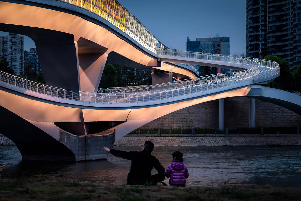 SCSJ completes intertwined and wavy pedestrian bridge in