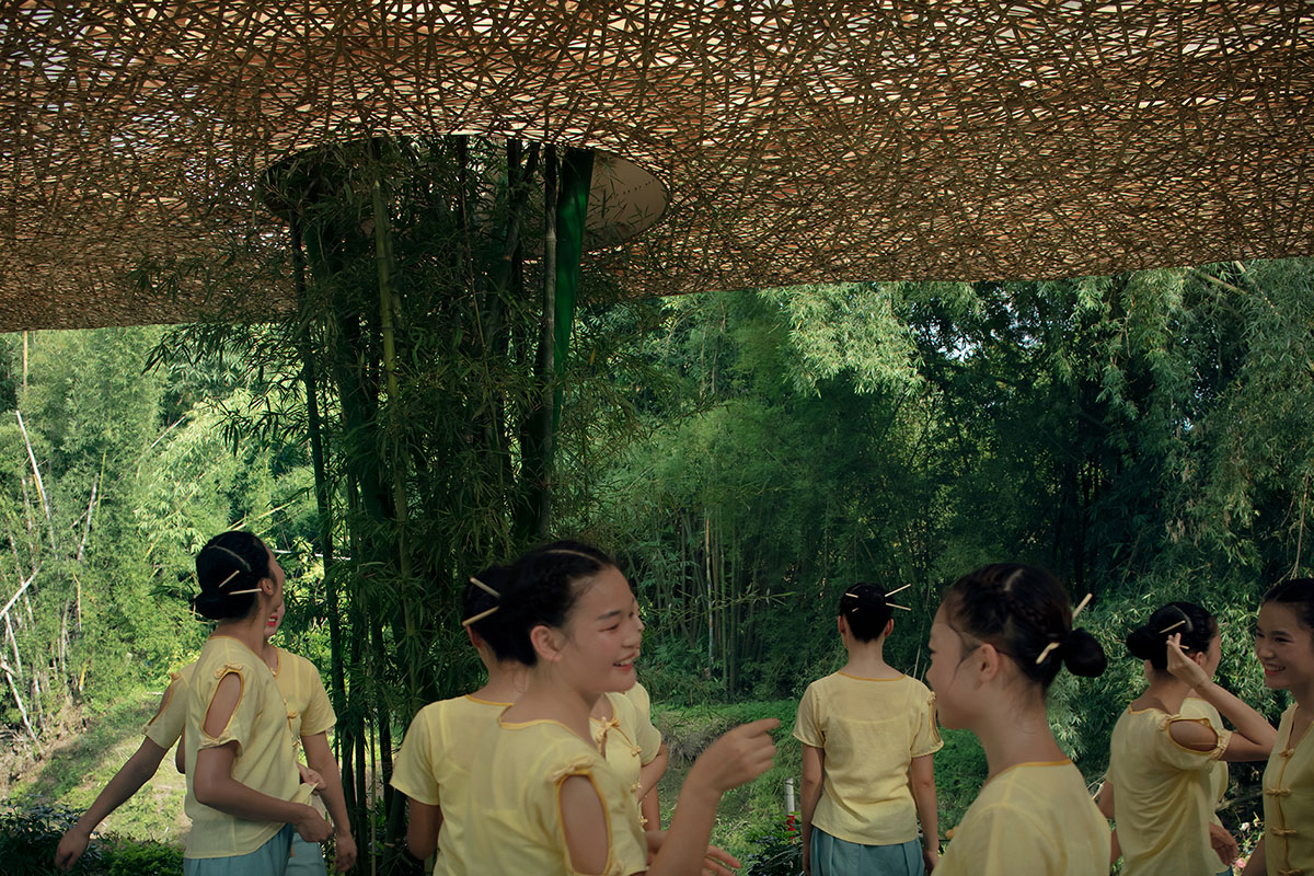 Undulating pavilion by IILab. mimics its surrounding with hand-woven bamboo canopies in Guilin, China