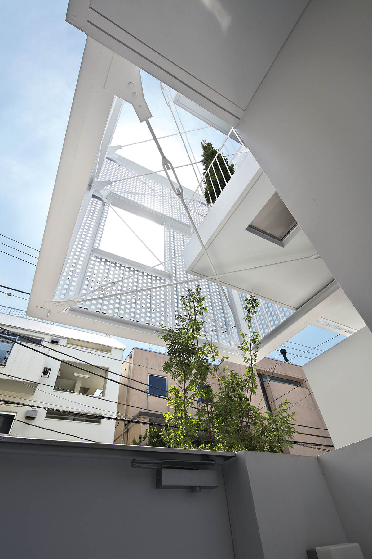 HMAA expands Minami-Azabu apartment with cantilevered volumes in a narrow site