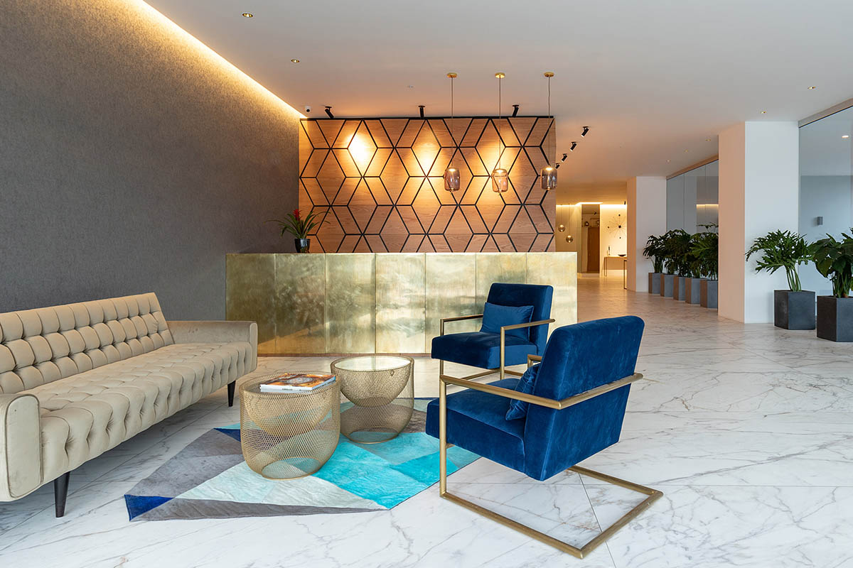 Carlos Zapata completes Unique tower with curved glass skin in Quito