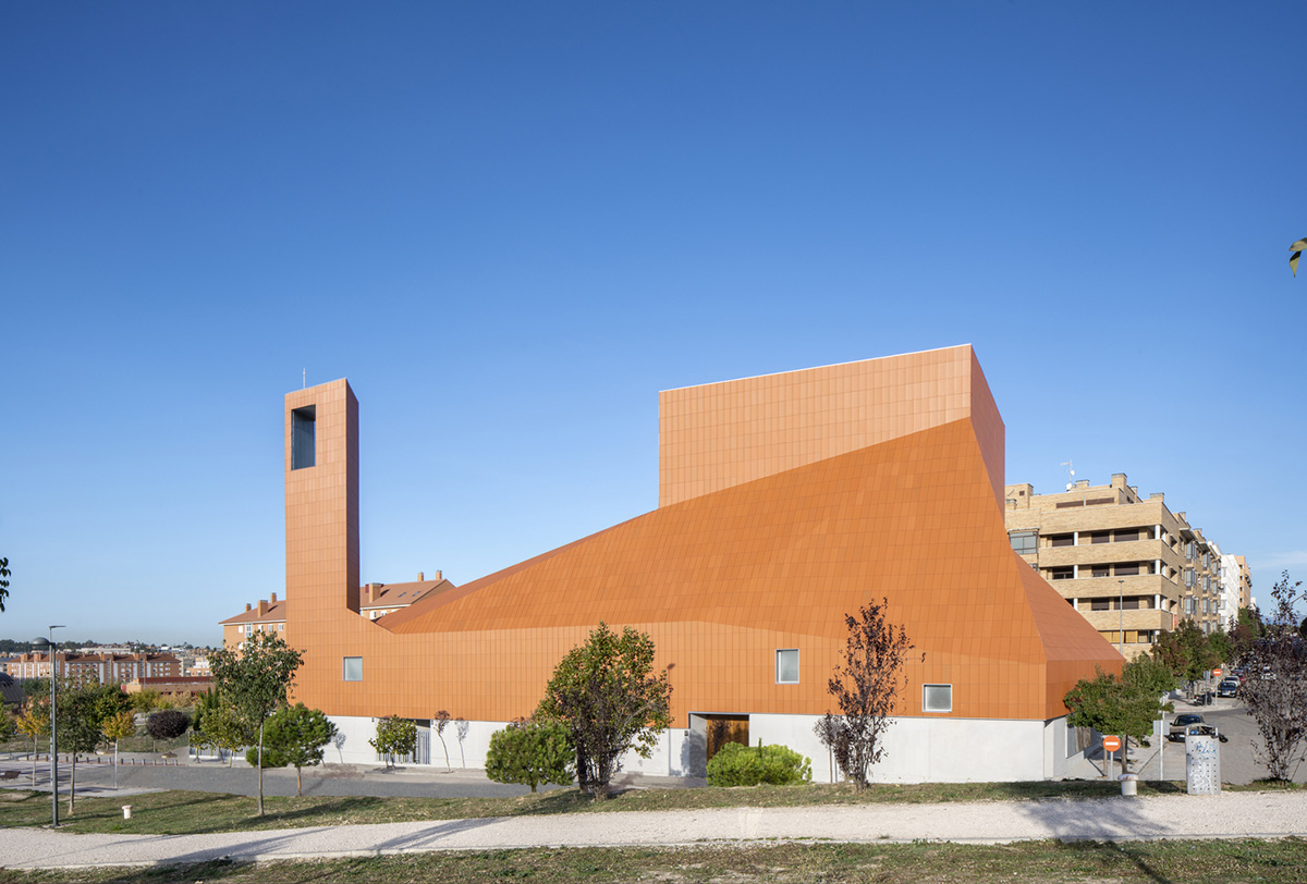 Ramón Fernández-Alonso built church complex with inclined surfaces dressed by warm colors in Madrid