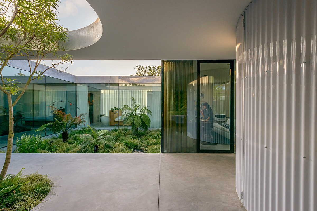 Studioninedots’ Villa Fifty-Fifty – a new typology of intertwined interiors and exteriors