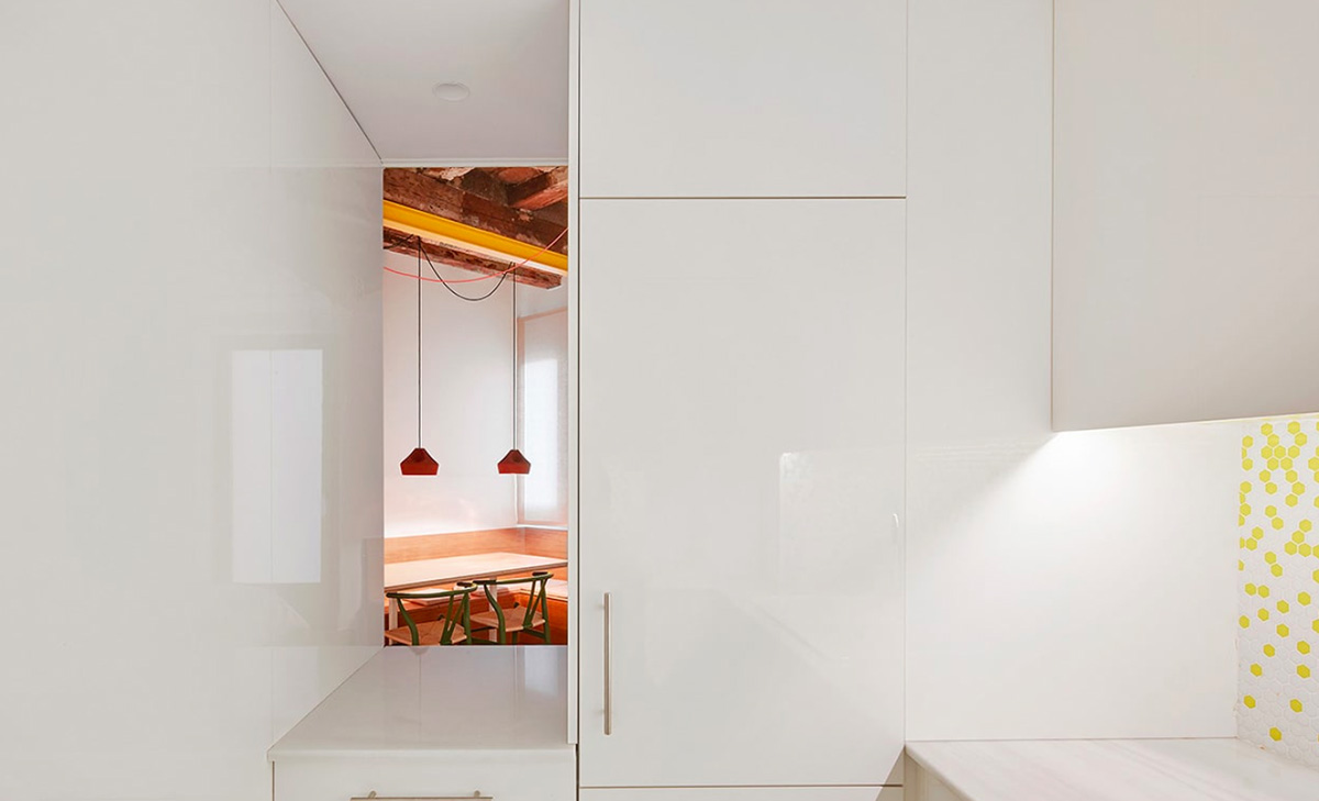 Miel Arquitectos creates chimeric interior by using mirrored cubes in Spanish apartment