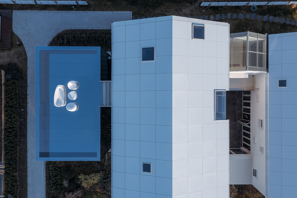 Wutopia Lab creates continuous shell for White Suzhou Section Homestay in China 