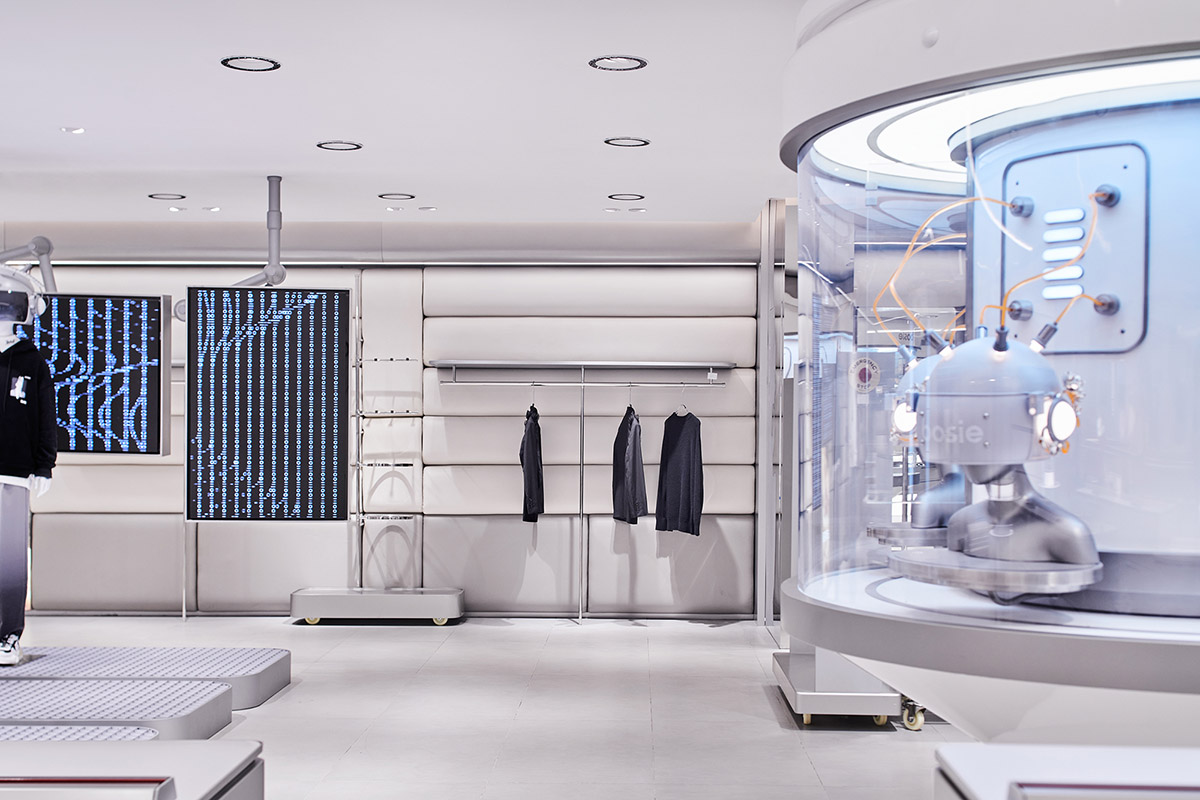 Leaping Creative creates spaceship-like store with tech-integrated elements in Shanghai 