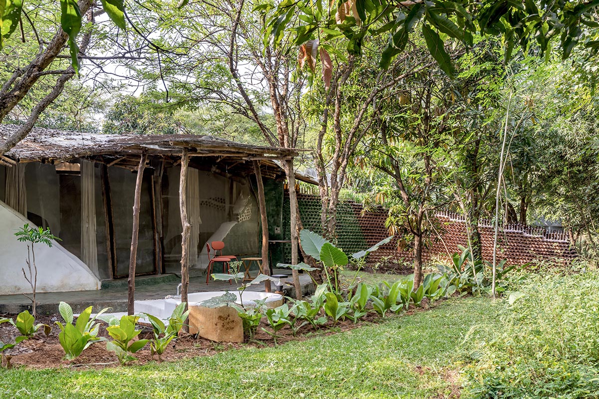 Blurring Boundaries built biophilic farmhouse made of organic and curved walls near Mumbai