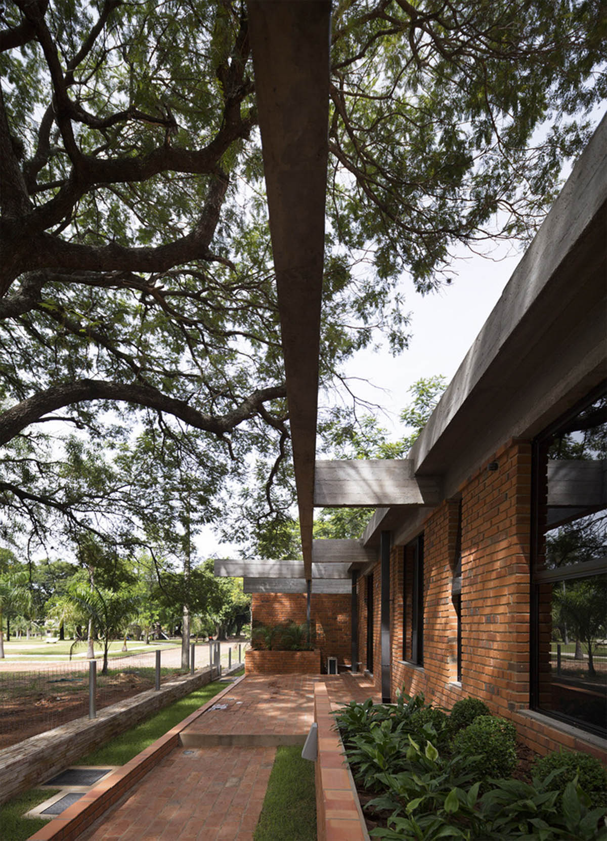 Concrete roof slabs and surfaces freely fly over this brick house in Paraguay by Culata Jovái Group