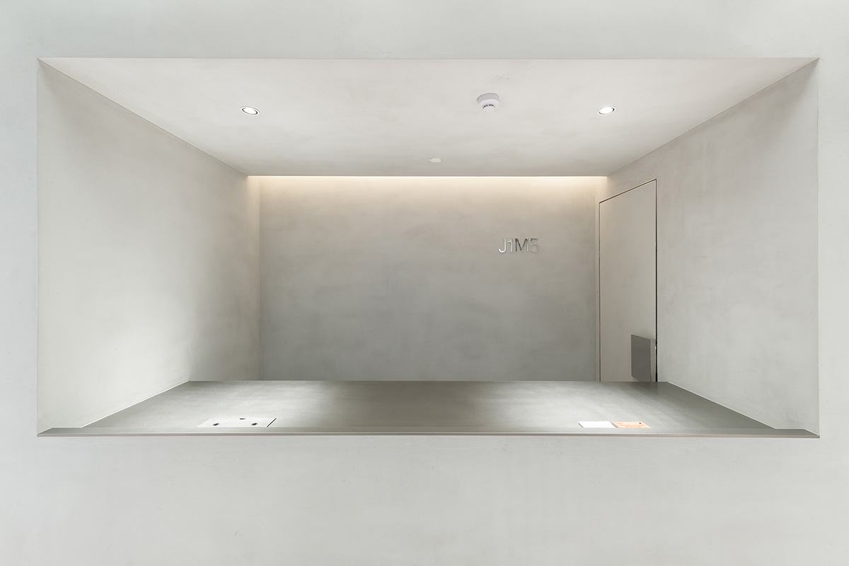 Interiors of boutique feature changeable structural systems generating different catwalk routes