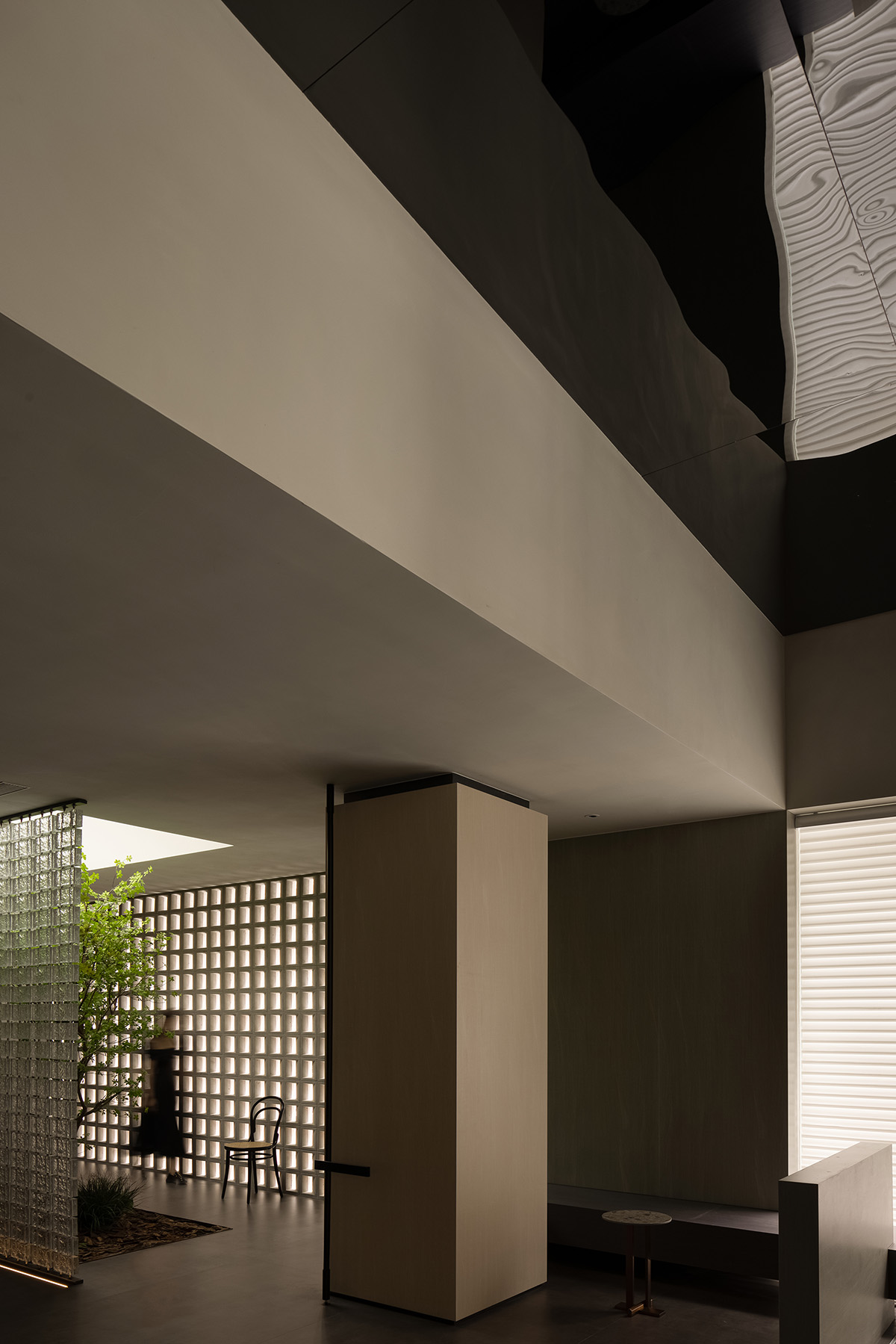 Curved walls and cave-like holes form I.T CERAMICHE Headquarters by Foshan Topway Design