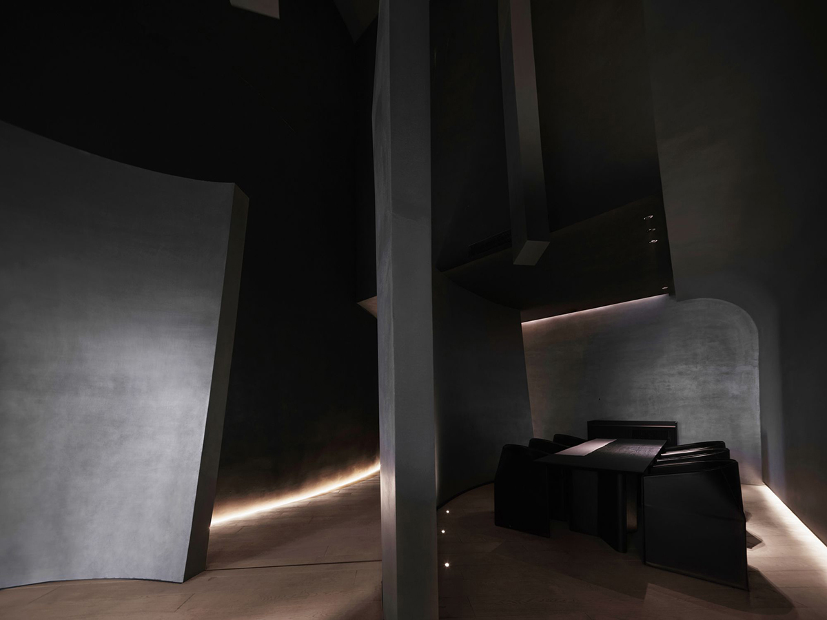 AD ARCHITECTURE создает интерьеры с изогнутыми стенами и экстремально темными тонами для клуба Huaiyan в Китае.