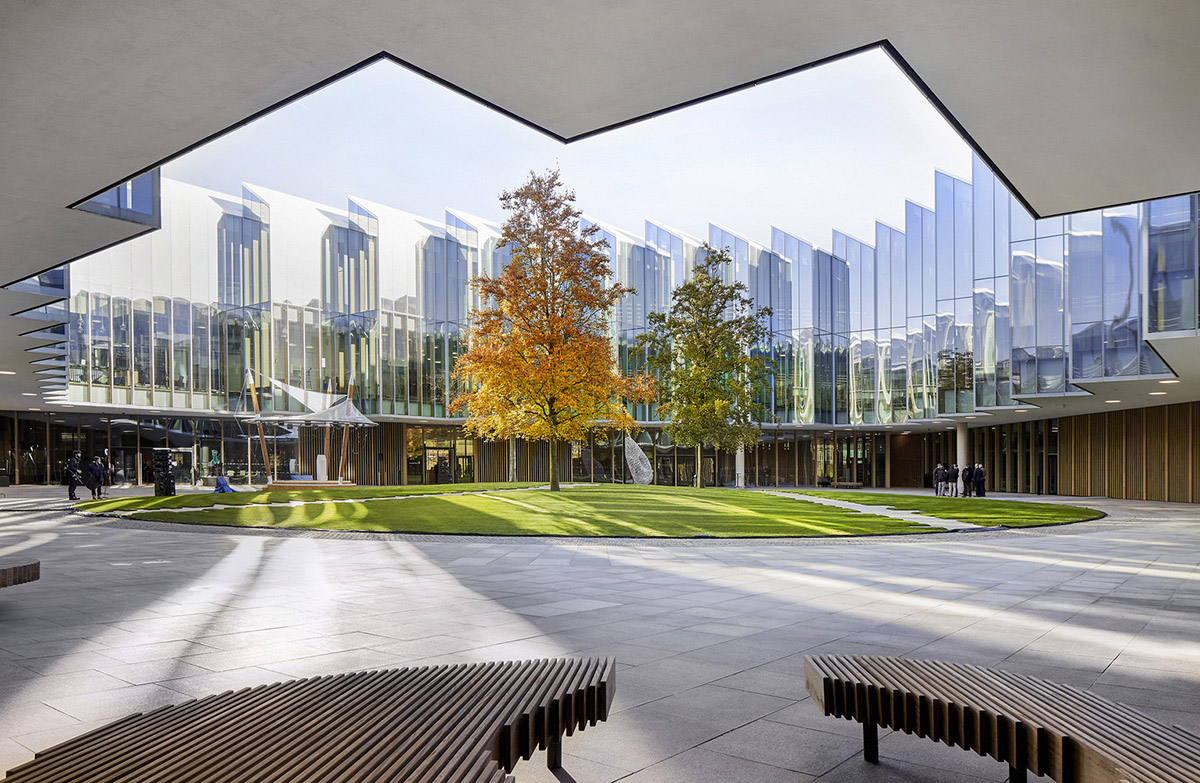 Herzog & de Meuron creates glass disc with saw-tooth roof for new AstraZeneca research centre
