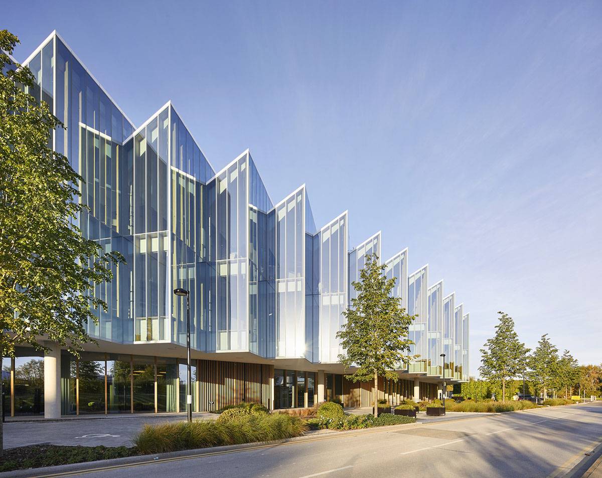 Herzog & de Meuron creates glass disc with saw-tooth roof for new AstraZeneca research centre
