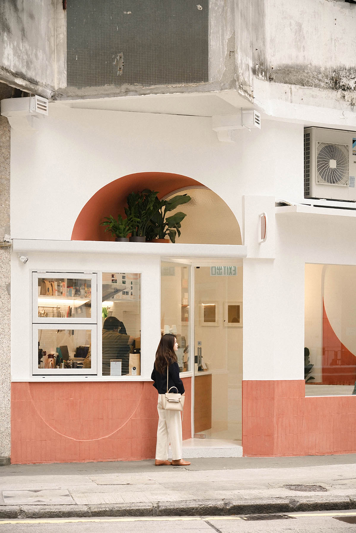 This tiny cafe features peachy-colored shades referencing to golden sunset of Australia in Hong Kong