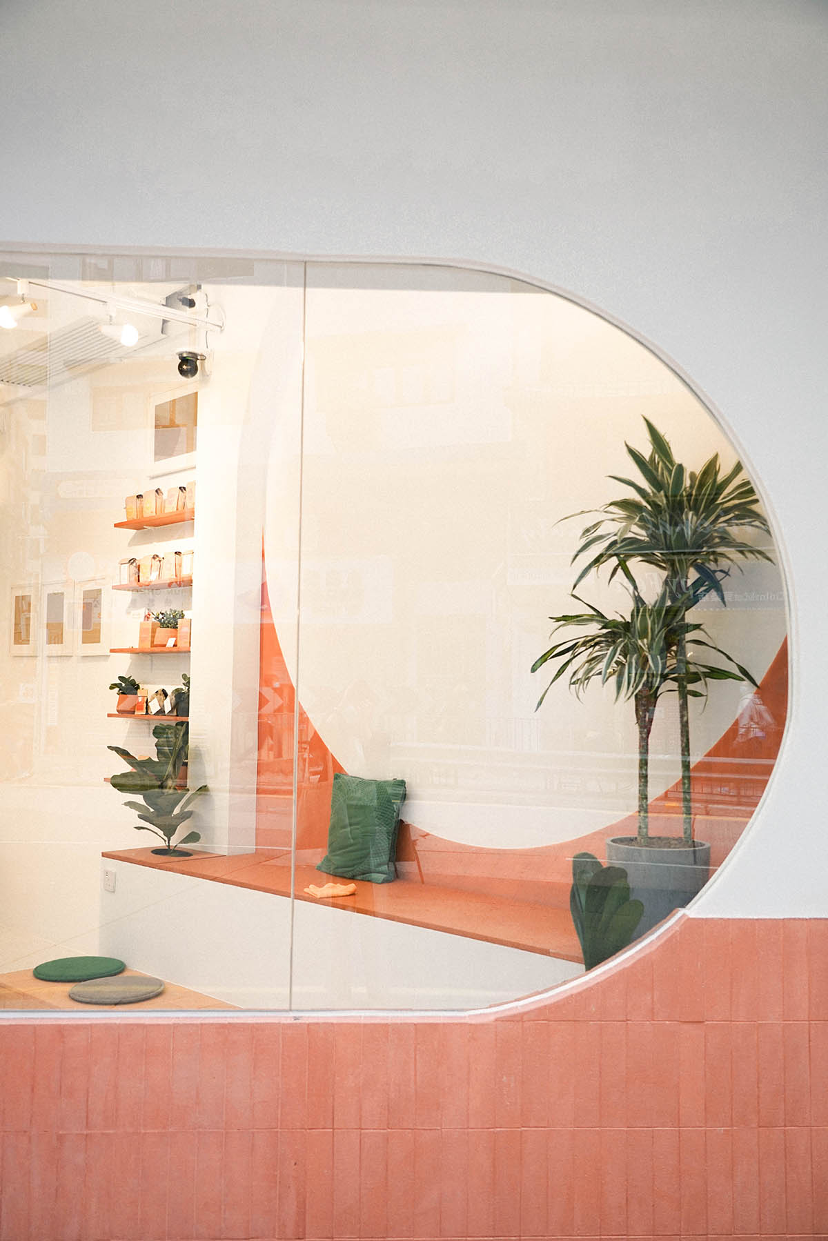 This tiny cafe features peachy-colored shades referencing to golden sunset of Australia in Hong Kong