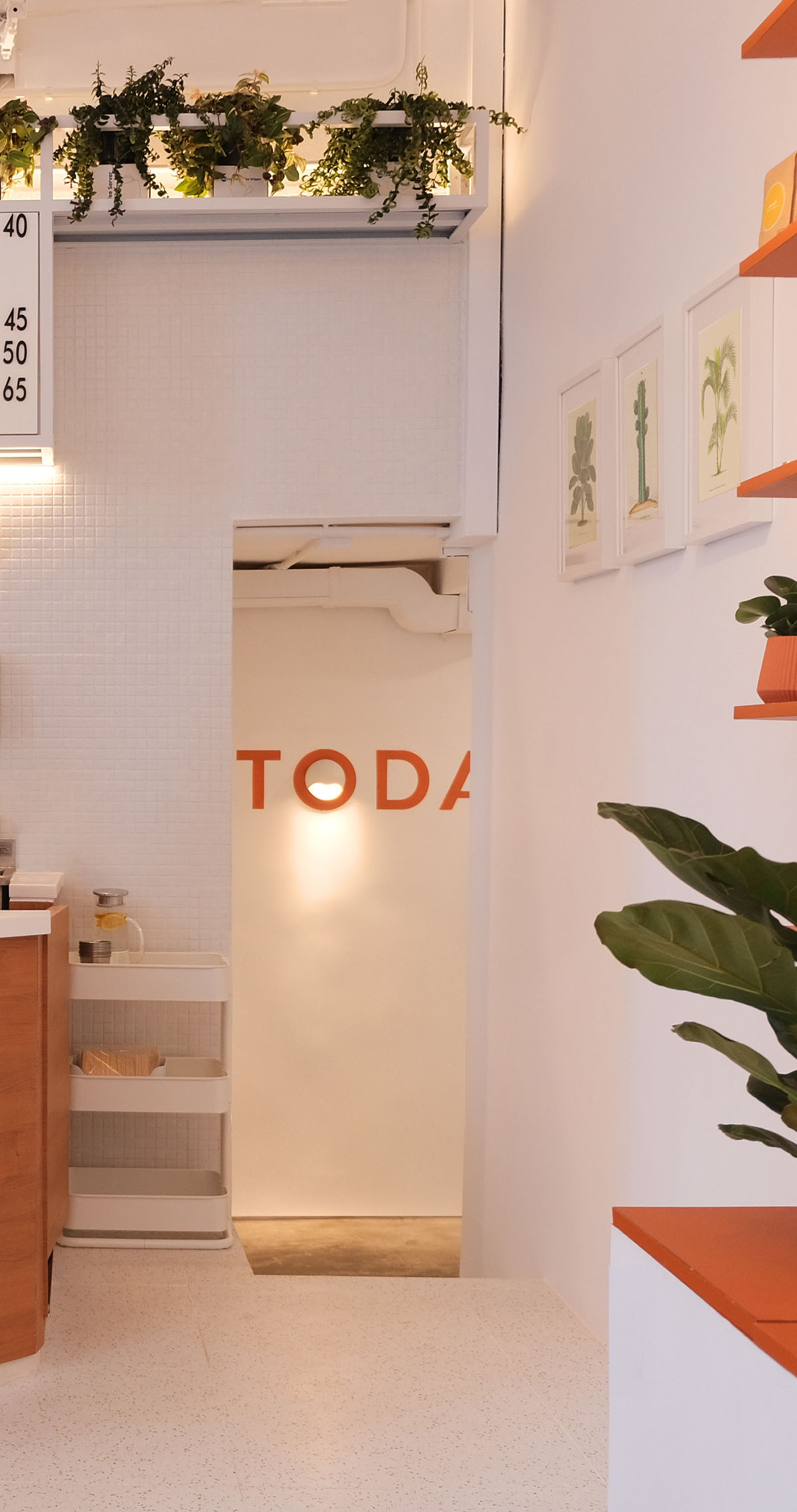 This tiny cafe features peachy-colored shades referencing to golden sunset of Australia in Hong Kong