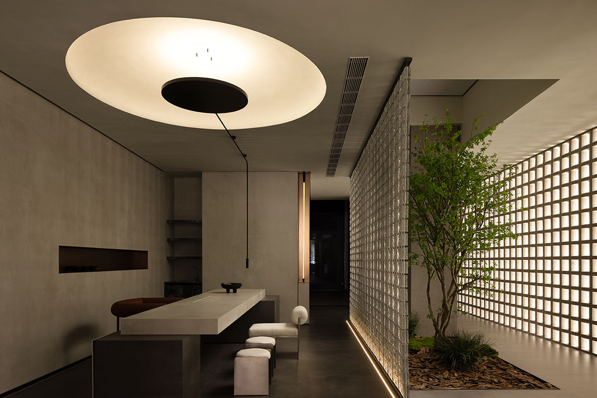 Curved walls and cave-like holes form I.T CERAMICHE Headquarters by Foshan Topway Design