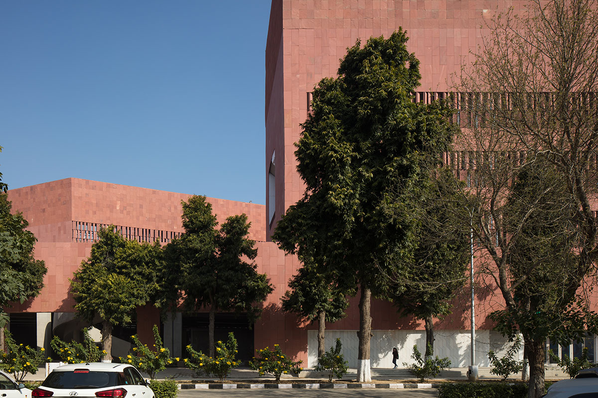 Учебная лаборатория Университета Тапар возвышается над высокими томами красного камня Агры в Пенджабе, Индия.