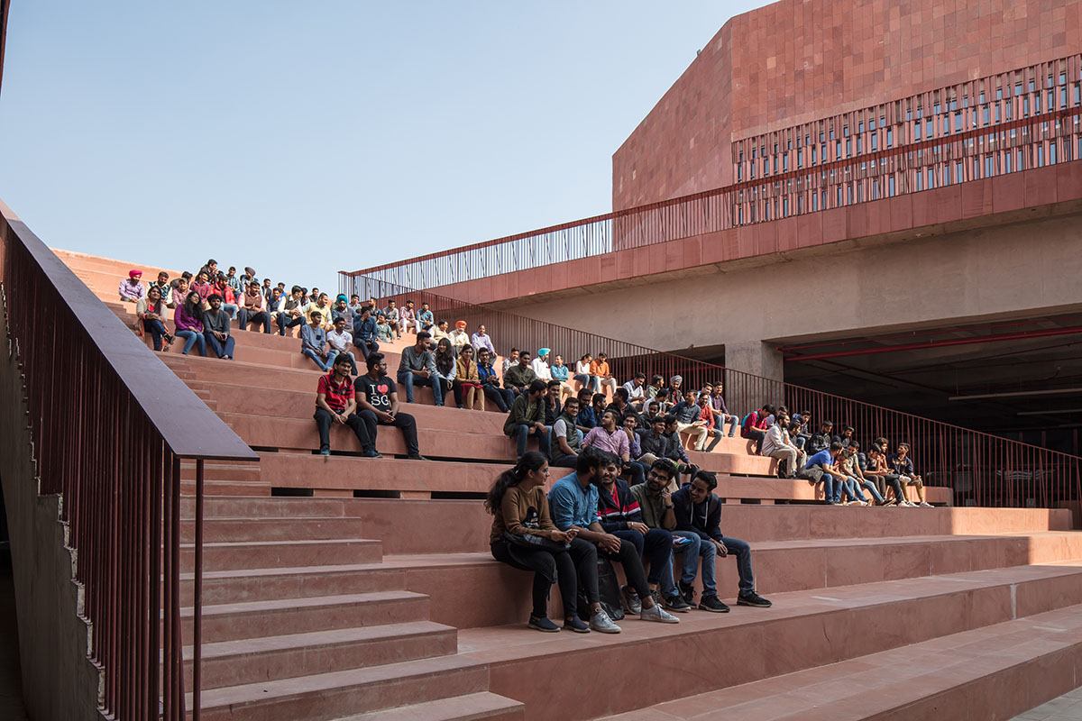 Учебная лаборатория Университета Тапар возвышается над высокими томами красного камня Агры в Пенджабе, Индия.