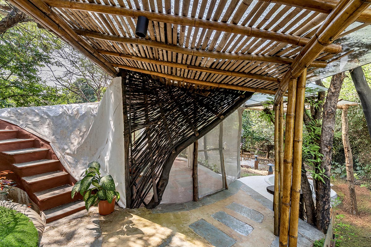 Blurring Boundaries built biophilic farmhouse made of organic and curved walls near Mumbai