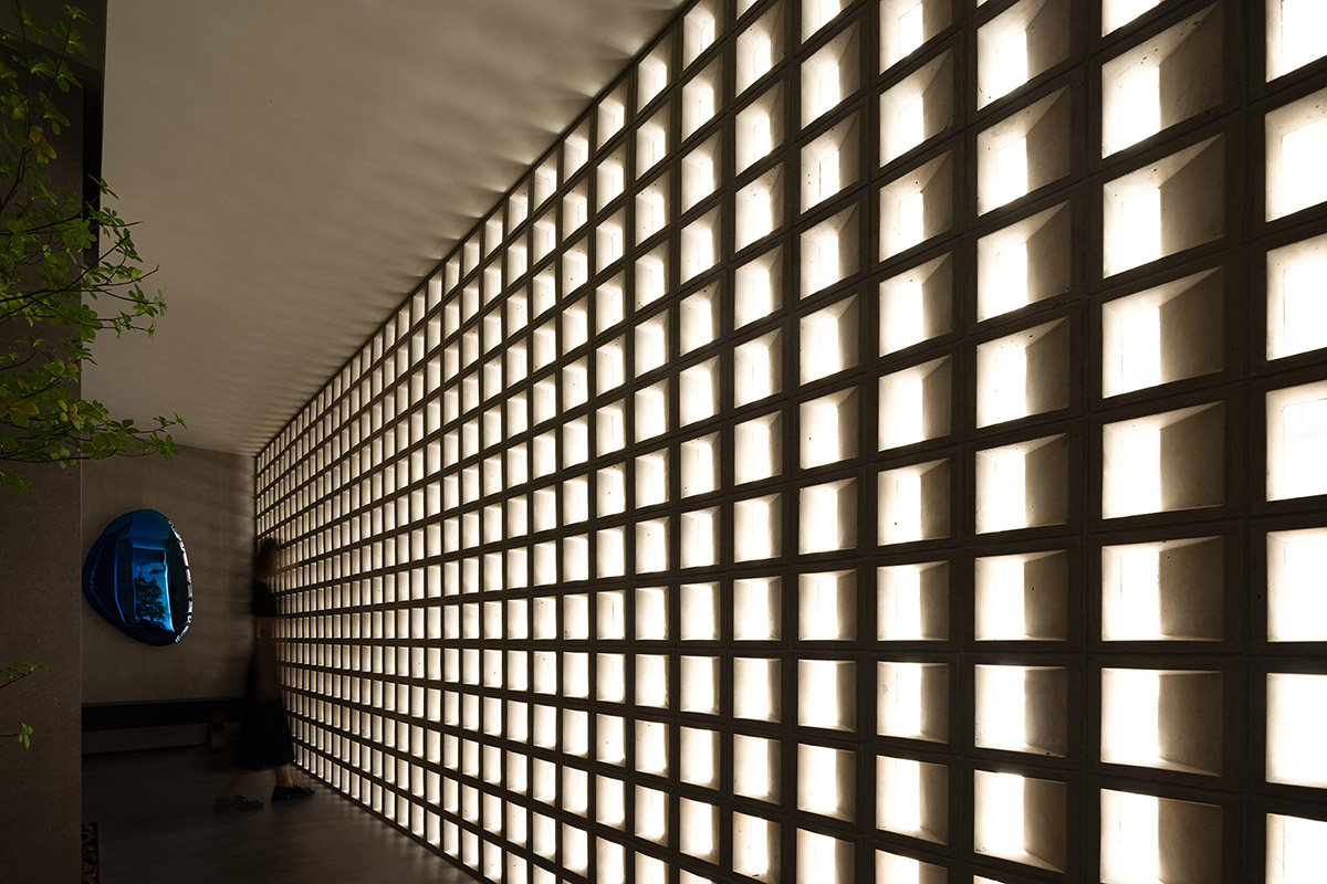 Curved walls and cave-like holes form I.T CERAMICHE Headquarters by Foshan Topway Design