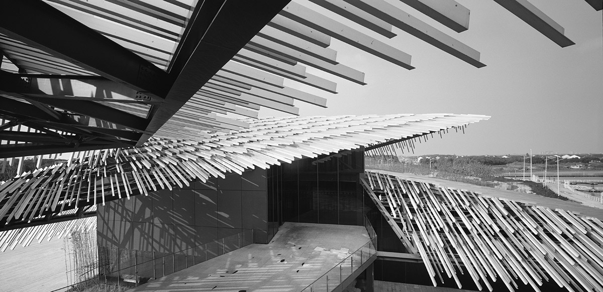 Kengo Kuma built this tent-like tourist transportation center by using extruded aluminum materials